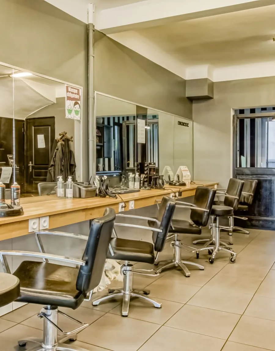 Poste de coiffage au salon Mary Curls, coiffeur à Calais