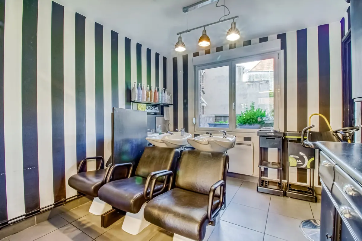 Espace bac shampoing du salon Mary Curls, coiffeur à Calais