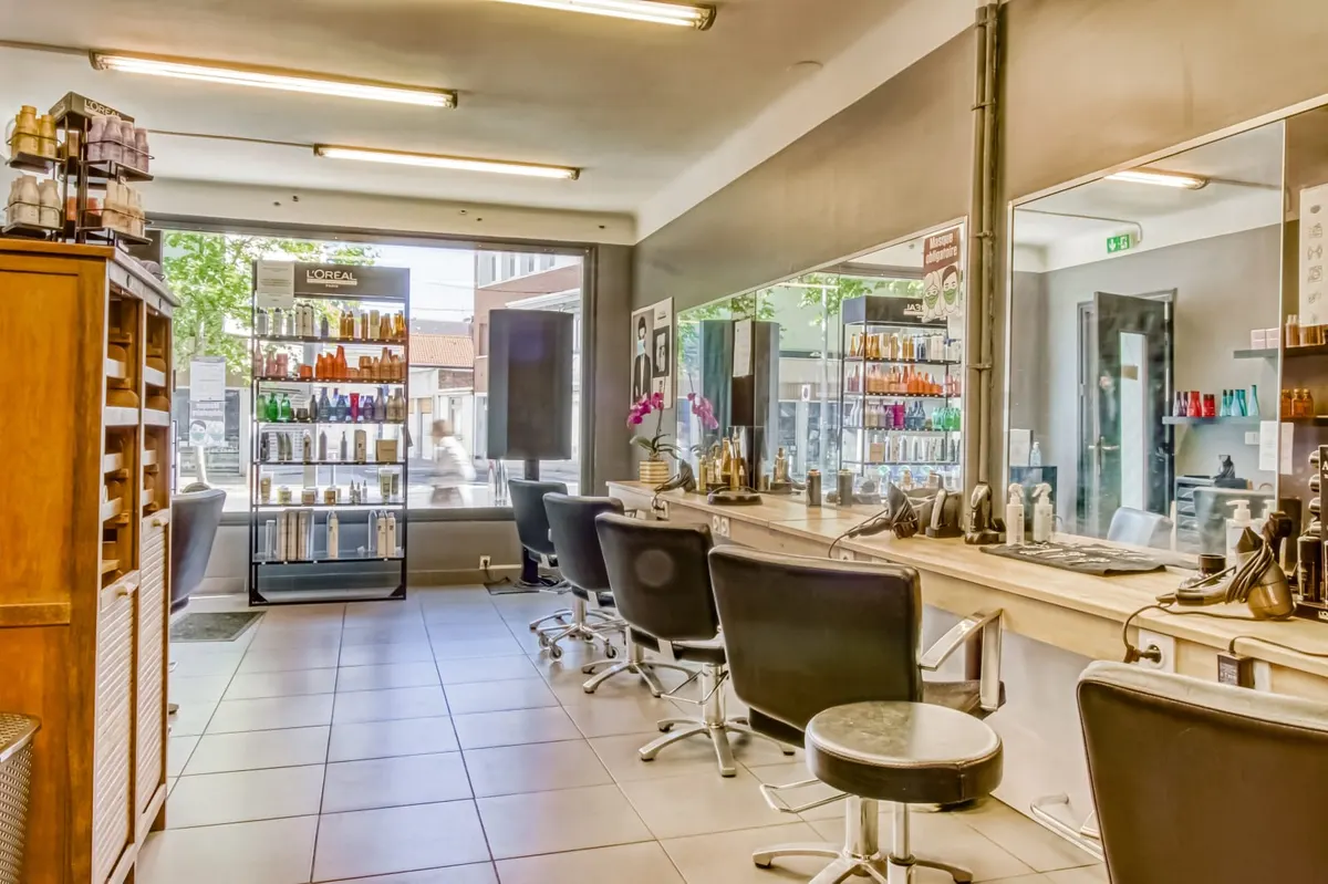 Intérieur du salon Mary Curls, coiffeur à Calais